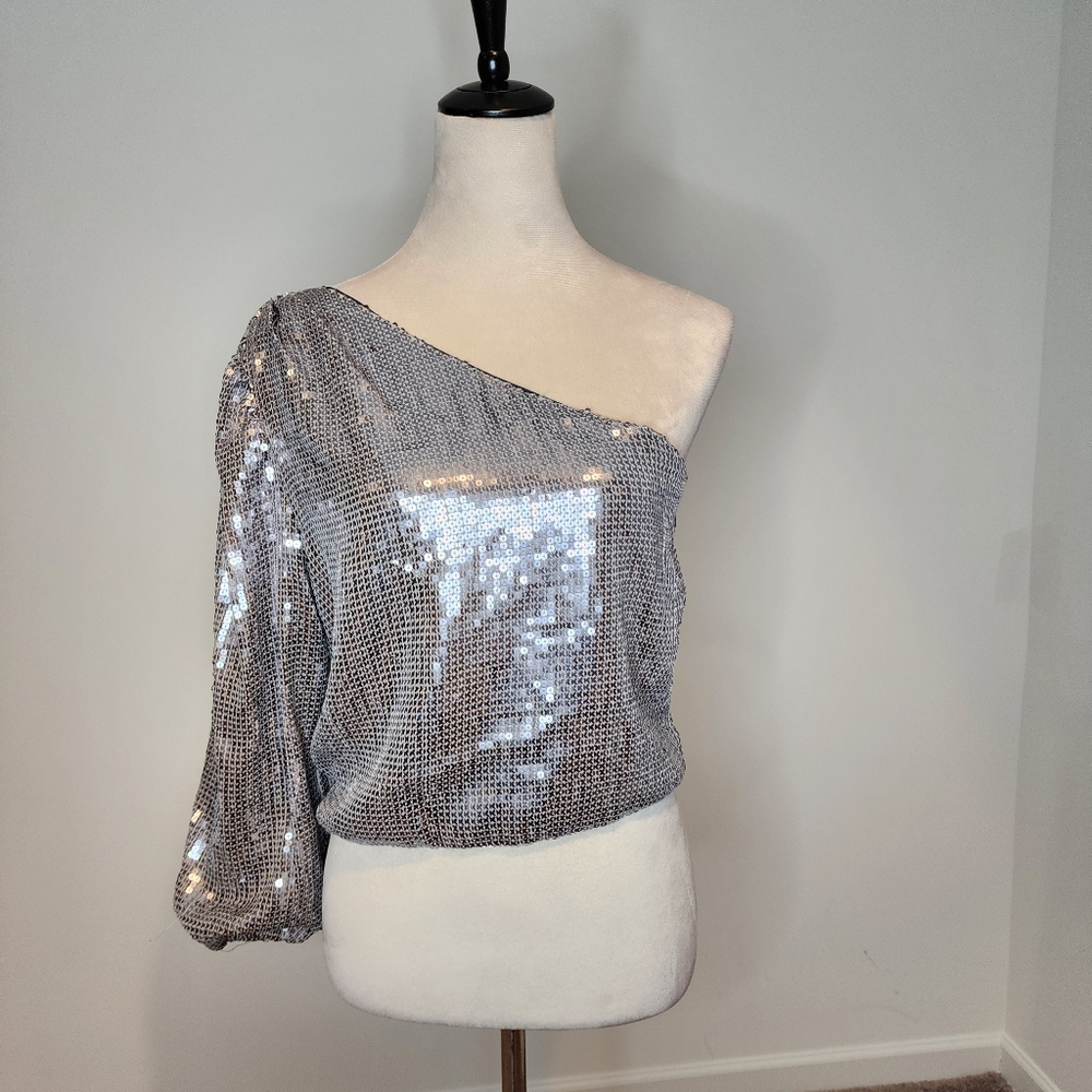 NWT Alice And Olivia Lucinda Sequin Asymmetric Top Size M - Picture 3 of 8